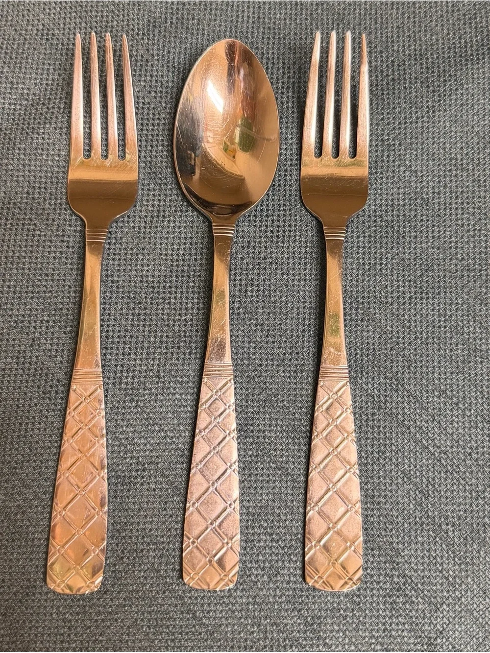 Gibson Fairford Stainless 2 Forks 1 Spoon Glossy, Lattice Handle, Flat Tip